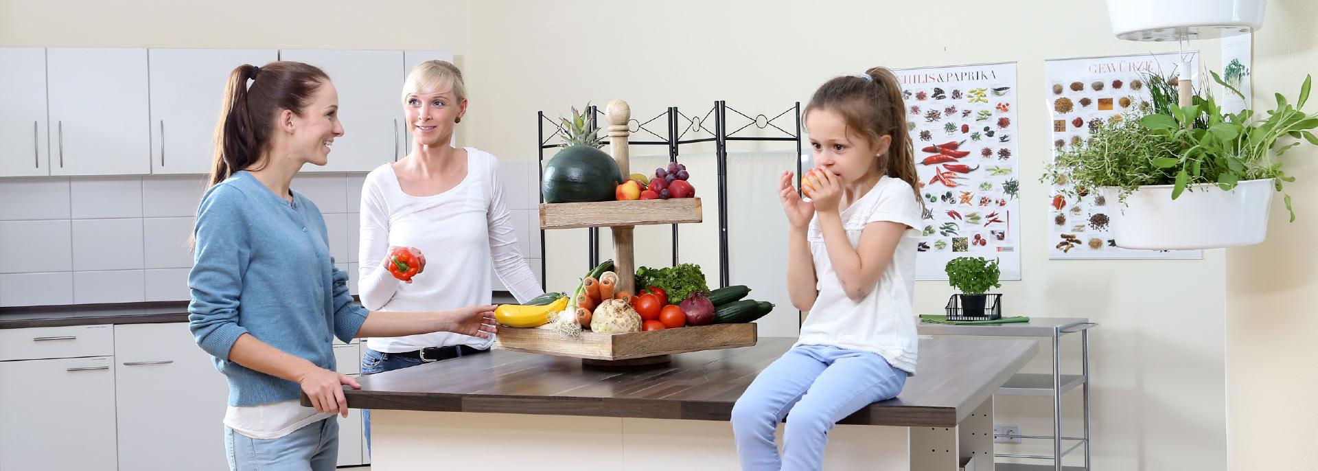 Mutter und Tochter bei Ernährungsberatung Küche 