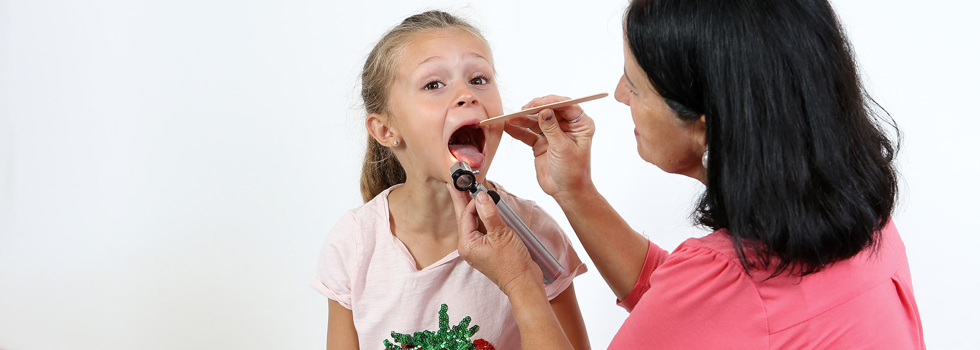 Ärztin untersucht Mädchen im Mund 